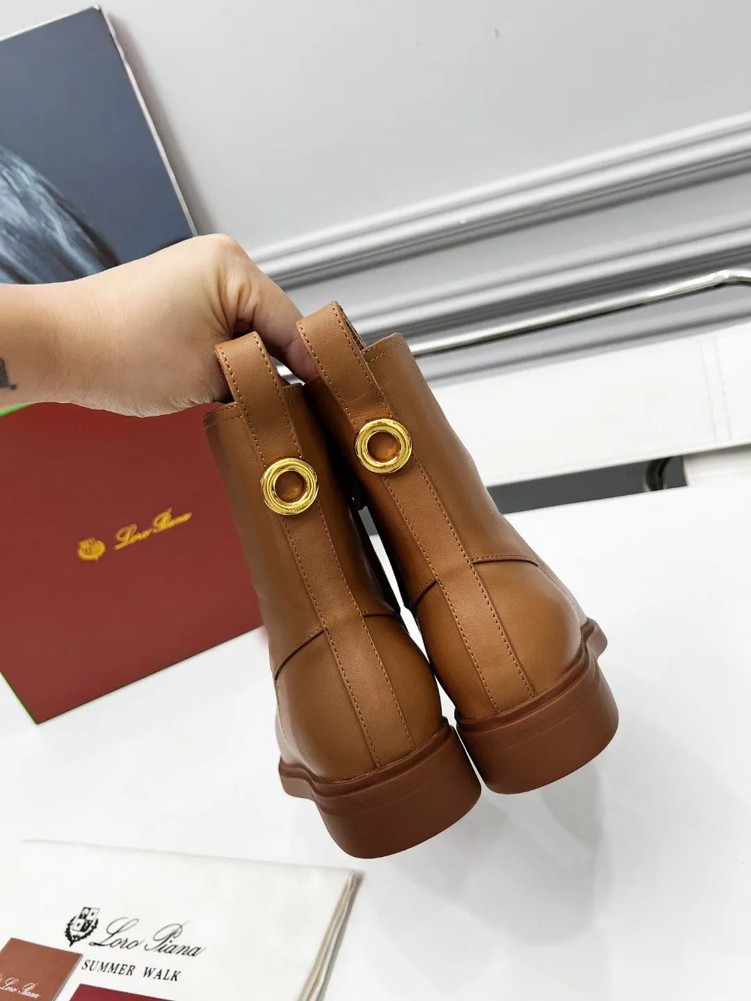 👟👟Ex-factory price 640👟👟 First-layer cowhide, G02 purchasing level WYSIWYG Loro Piana LP 130s new autumn and winter Kilda ankle boots side zipper short boots. This iconic ankle boot is made of waxed cow leather/suede sheepskin, giving it a rustic and unique retro aesthetic. The casual yet sophisticated style is perfect for urban looks as well as relaxed weekend looks. The sole is Loro Piana non-slip rubber sole. Leather lining, interior zip closure with tonal zip puller at top. Metallic detail at back. Leather ring pull tabs engraved with brand logo One-piece tonal rubber sole Rubber sole with anti-slip LP detail! Upper: Imported calfskin/nubuck leather Inner foot pads: cowhide Sole: Original molded rubber outsole Size: 35-40 (41 is custom-made and cannot be returned or exchanged)